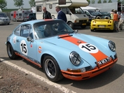 Porsche 911 aux couleurs Gulf VHC au circuit de Croix-en-Ternois 2006