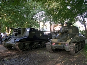 Sexton aux côtés d'un Sherman M4A1 Tanks in Town 2008