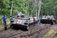 Bergeleopard helps FV432 Tanks in Town 2013