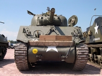 sherman m4 105 mm jeepest normandie 2004