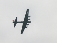 b17 flying fortress pink lady forteresse volante amicale jean-baptiste salis meeting aérien de denain-valenciennes 2005